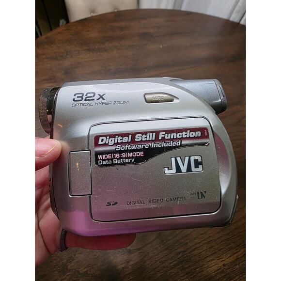 JVC Digital Video Camera GR-D395U 32X Optical Zoom Mini DV Wide Mode Silver W/ S - Picture 1 of 16